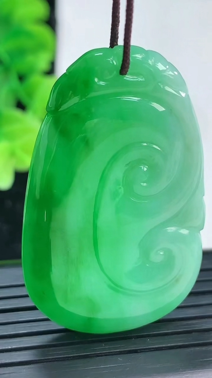 天然A货翡翠如意吊坠尺寸45.1-26.7-4.5重量:13.26g
4月4日