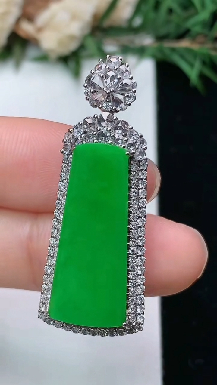 天然A货翡翠无事牌吊坠，尺寸37.5-14.4-9.5，裸石23.6-10，重量:8.02g
4月4日