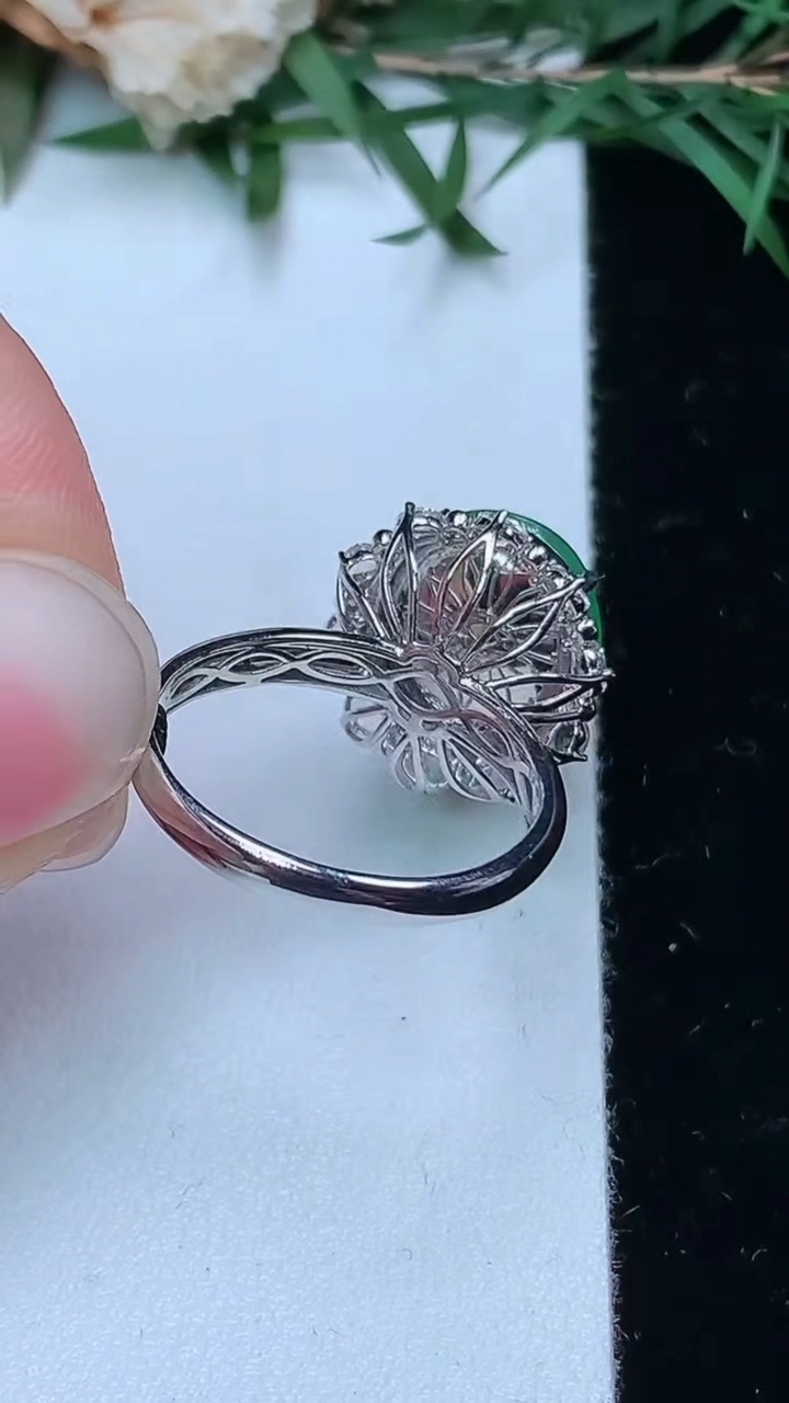 天然A货翡翠蛋面戒指，尺寸17.2-11.9-10.8，重量:4.31g2026年4月4日
工厂直销收藏佳品,种好水足，色泽均匀，有种有色，上手高大气！