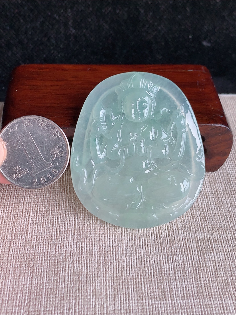 天然A货翡翠晴水千手观音吊坠 
尺寸54-46.2-4.8mm 重量23.96g 0404