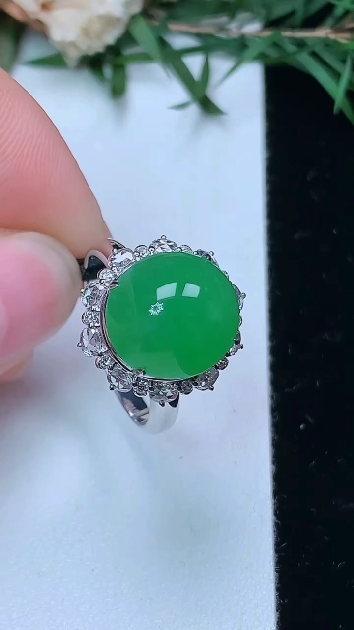 天然A货翡翠蛋面戒指，尺寸17.2-11.9-10.8，重量:4.31g2026年4月4日
工厂直销