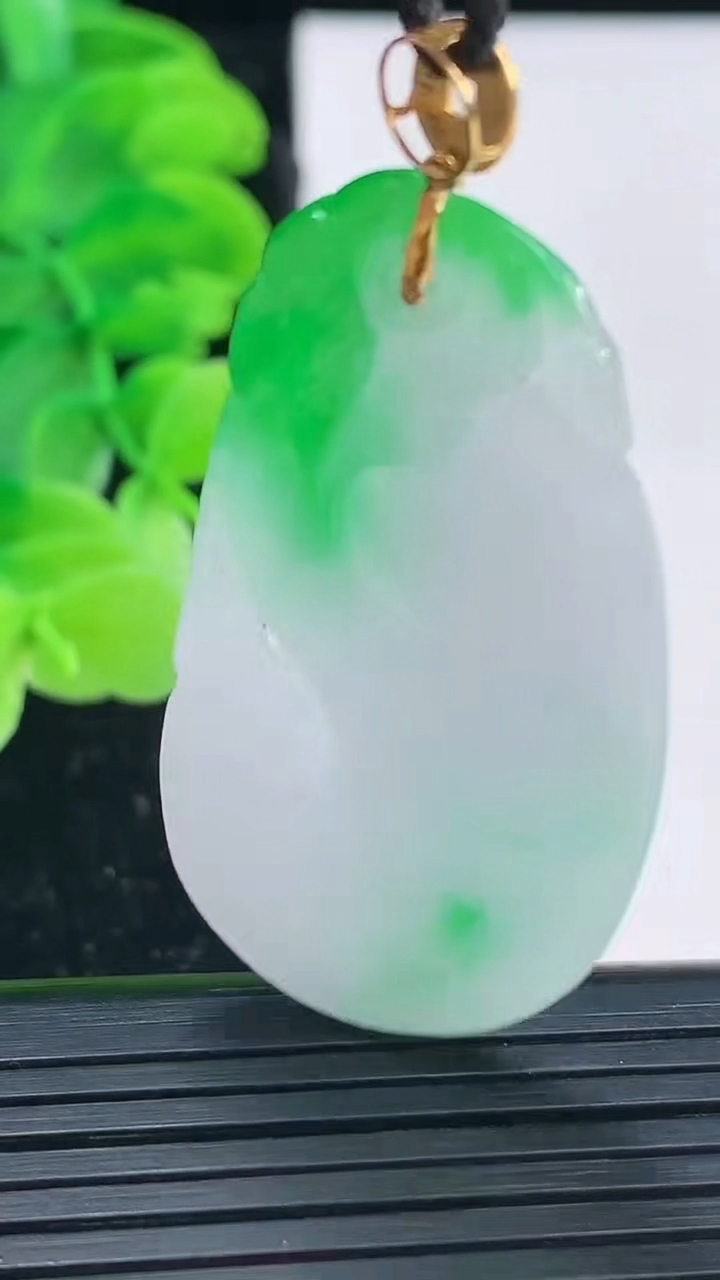 天然A货翡翠如意吊坠尺寸44-23.9-4.1重量:9.35g
4月4日