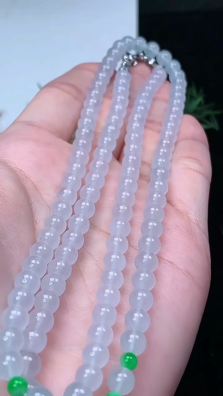 天然A货翡翠白冰圆珠项链，尺寸5.5-112颗，重量:34.20g4月4日
工厂直销收藏佳品,种好水足，色泽均匀，有种有色，上手高大气！