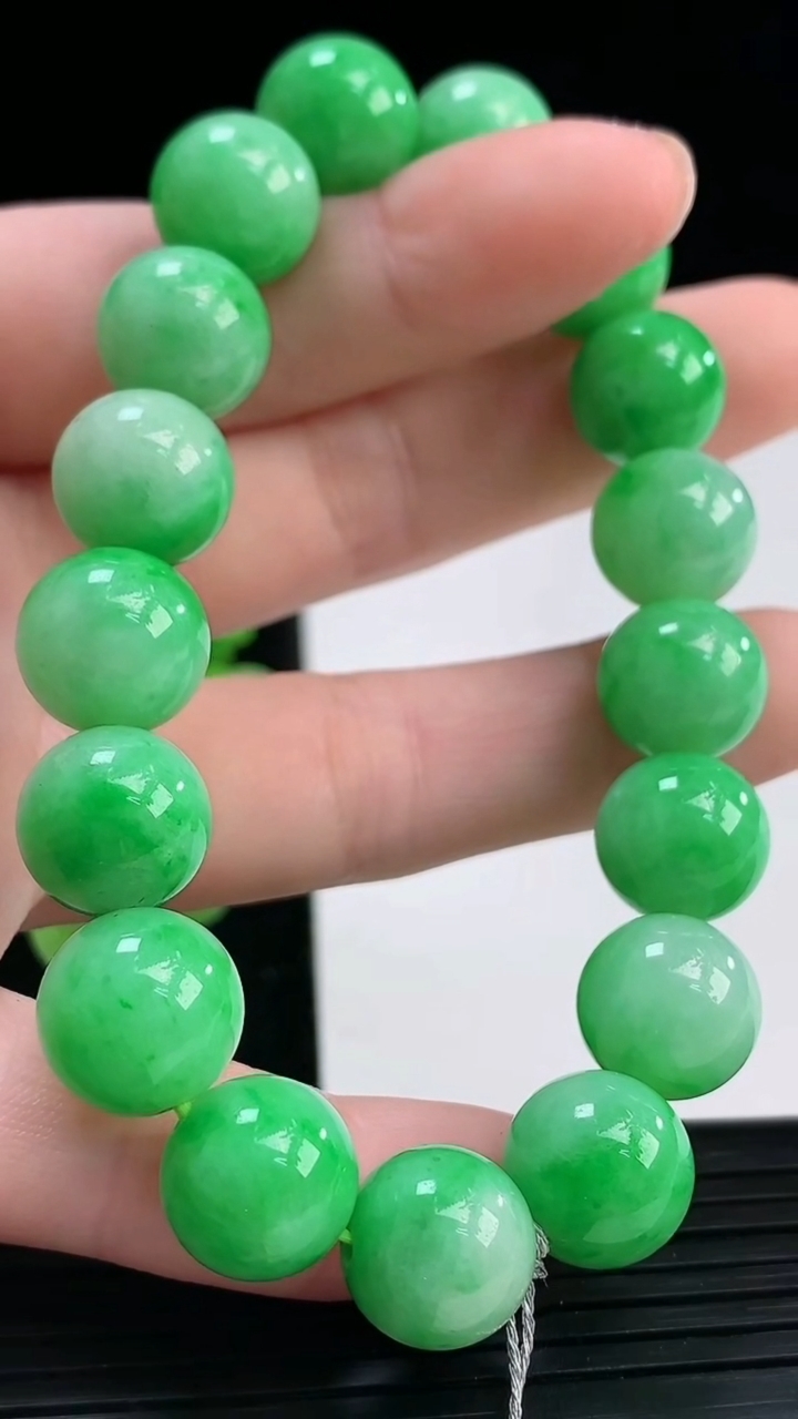 天然A货翡翠圆珠手串尺寸11-17颗重量:43.28g4月4日
工厂直销收藏佳品,种好水足，色泽均匀，有种有色，上手高大气！