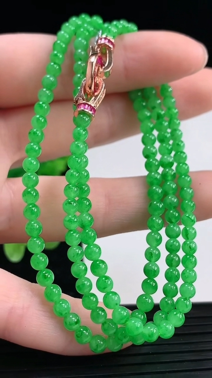 天然A货翡翠小米珠项链尺寸3.5-148颗重量:13.88g4月4日
工厂直销收藏佳品,种好水足，色泽均匀，有种有色，上手高大气！