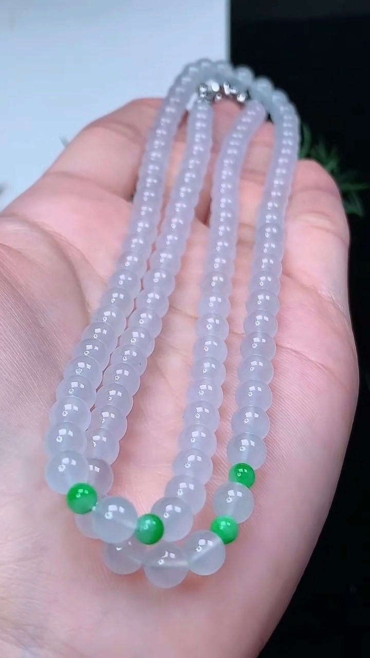 天然A货翡翠白冰圆珠项链，尺寸5.5-112颗，重量:34.20g4月4日
工厂直销收藏佳品,种好水