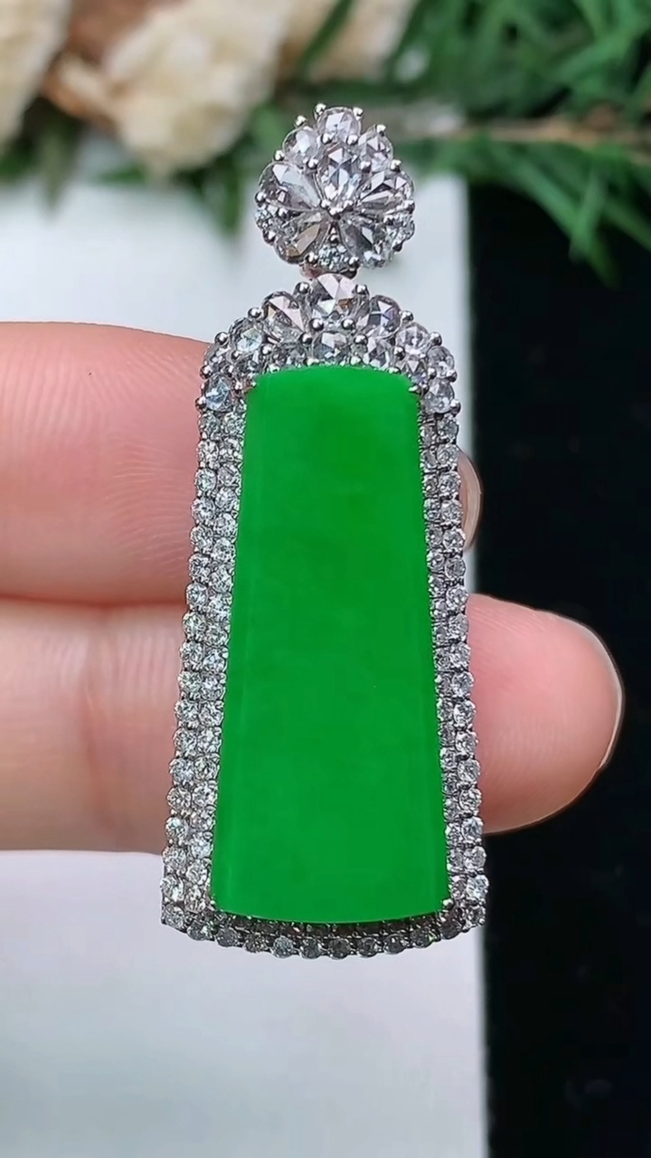 天然A货翡翠无事牌吊坠，尺寸37.5-14.4-9.5，裸石23.6-10，重量:8.02g
4月4