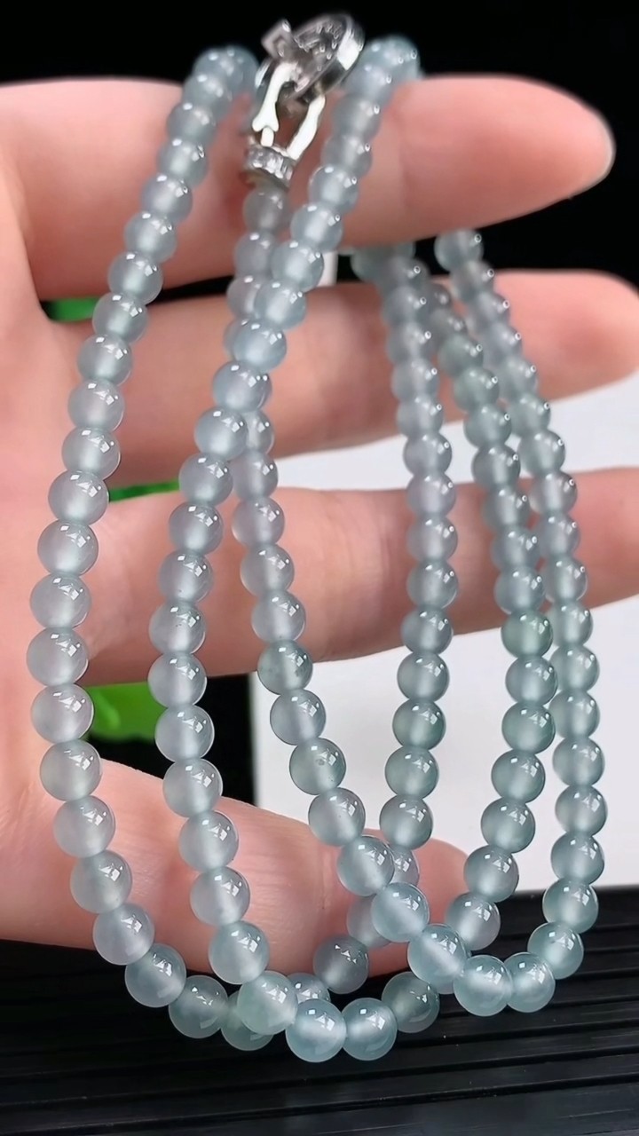 天然A货翡翠圆珠项链尺寸4.2-138颗重量:21.29g4月4日
工厂直销收藏佳品,种好水足，色泽均匀，有种有色，上手高大气！