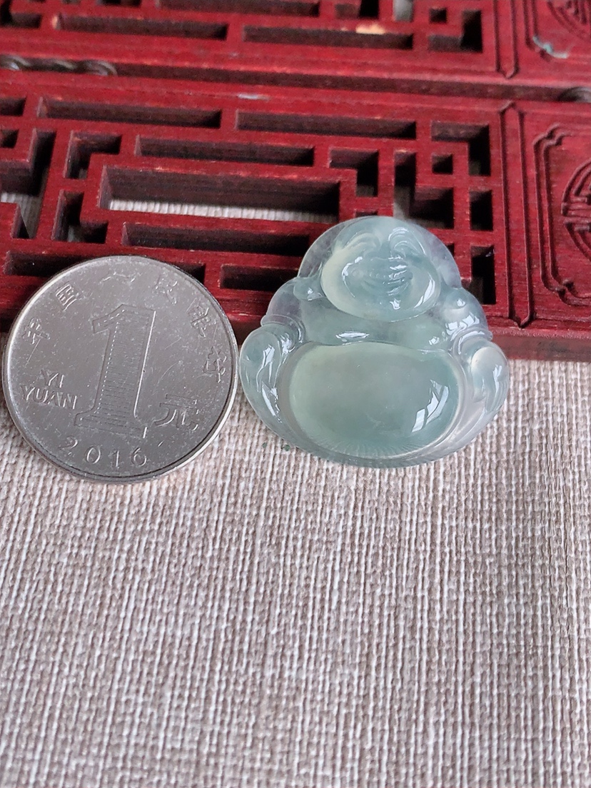 天然A货翡翠晴水佛公吊坠 
尺寸27.3-29.3-6mm 重量7.22g 0404