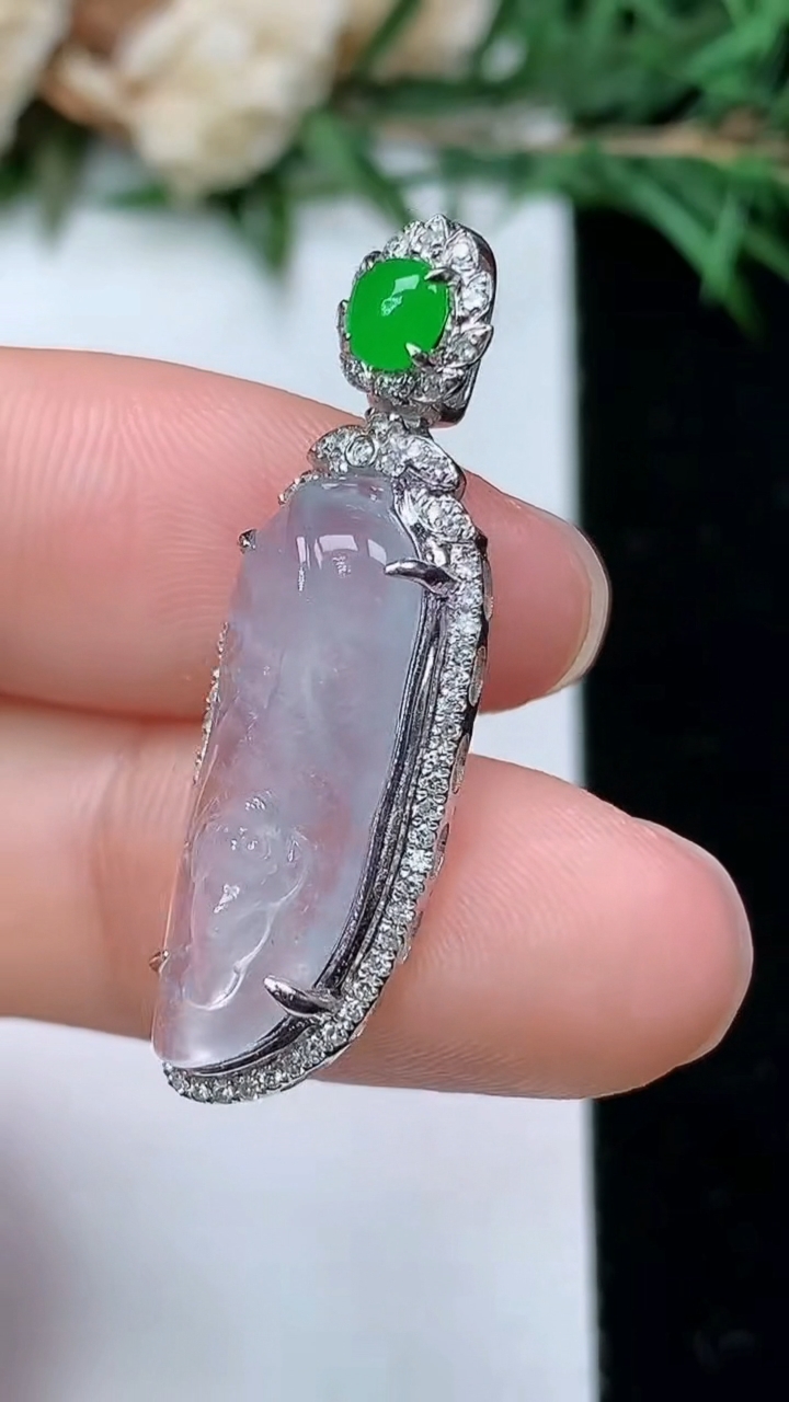 天然A货翡翠白冰金枝玉叶 叶子吊坠，尺寸33-10.3-7，裸石21.3-7.4，重量:3.25g
4月4日