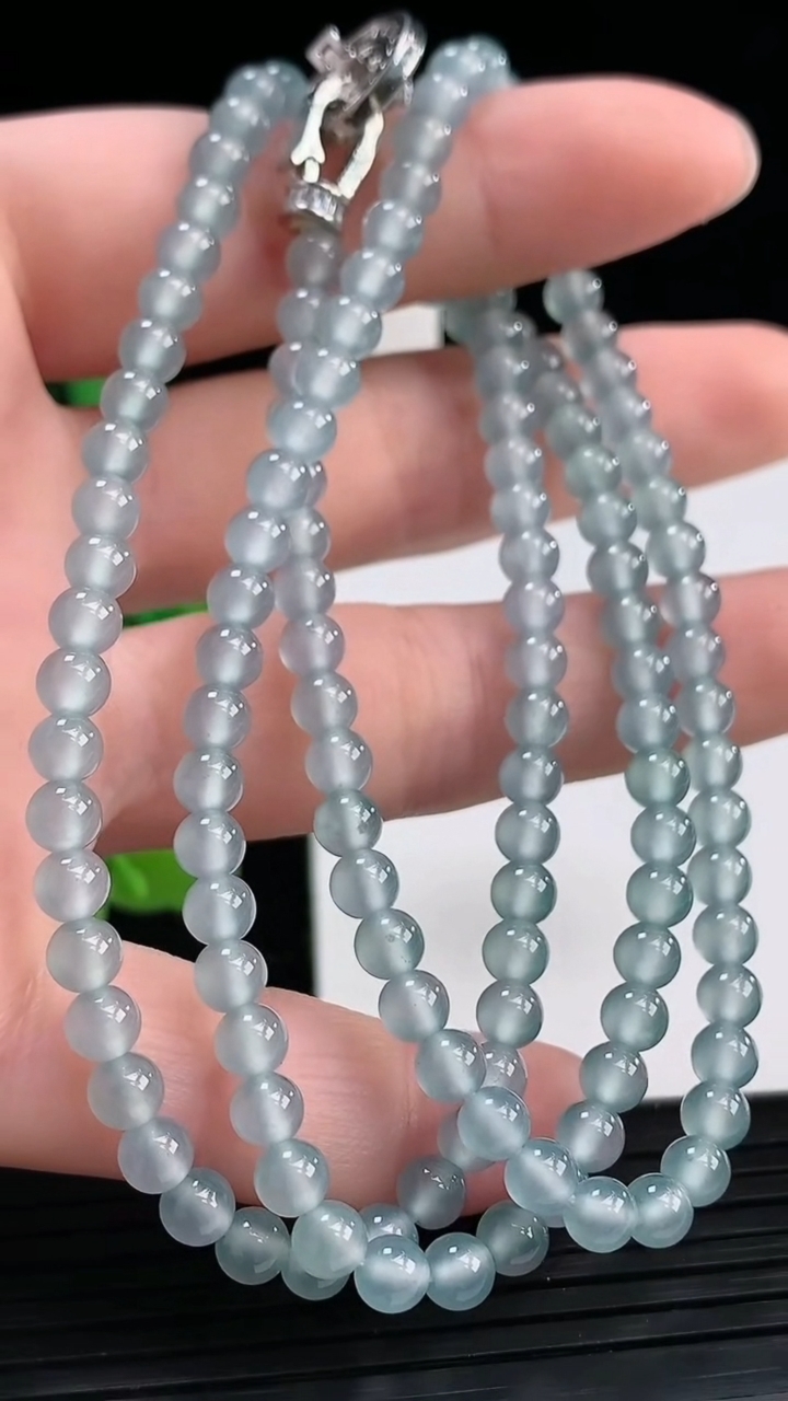 天然A货翡翠圆珠项链尺寸4.2-138颗重量:21.29g4月4日
工厂直销收藏佳品,种好水足，色泽均匀，有种有色，上手高大气！