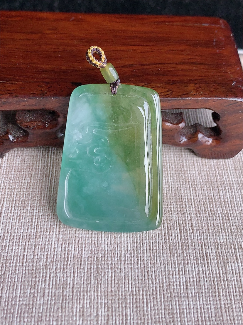 天然A货翡翠飘黄翡大势至菩萨吊坠 
尺寸38.8-27.7-5mm 重量11.00g 0404