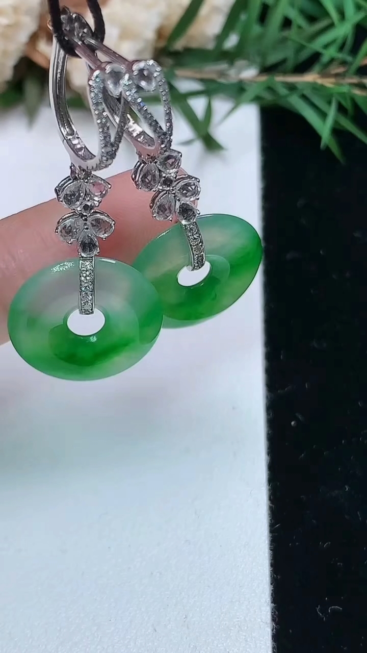 天然A货翡翠平安环耳坠，尺寸15.9-3，重量:5.16g
4月4日