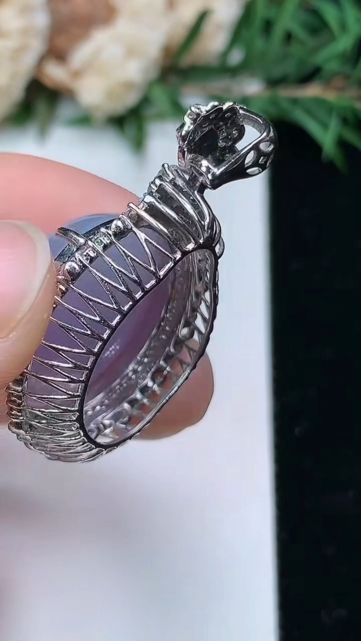 天然A货翡翠k金紫罗兰蛋面吊坠，尺寸35-21.8-14，裸石18.5-16.5，重量:8.10g
4月4日