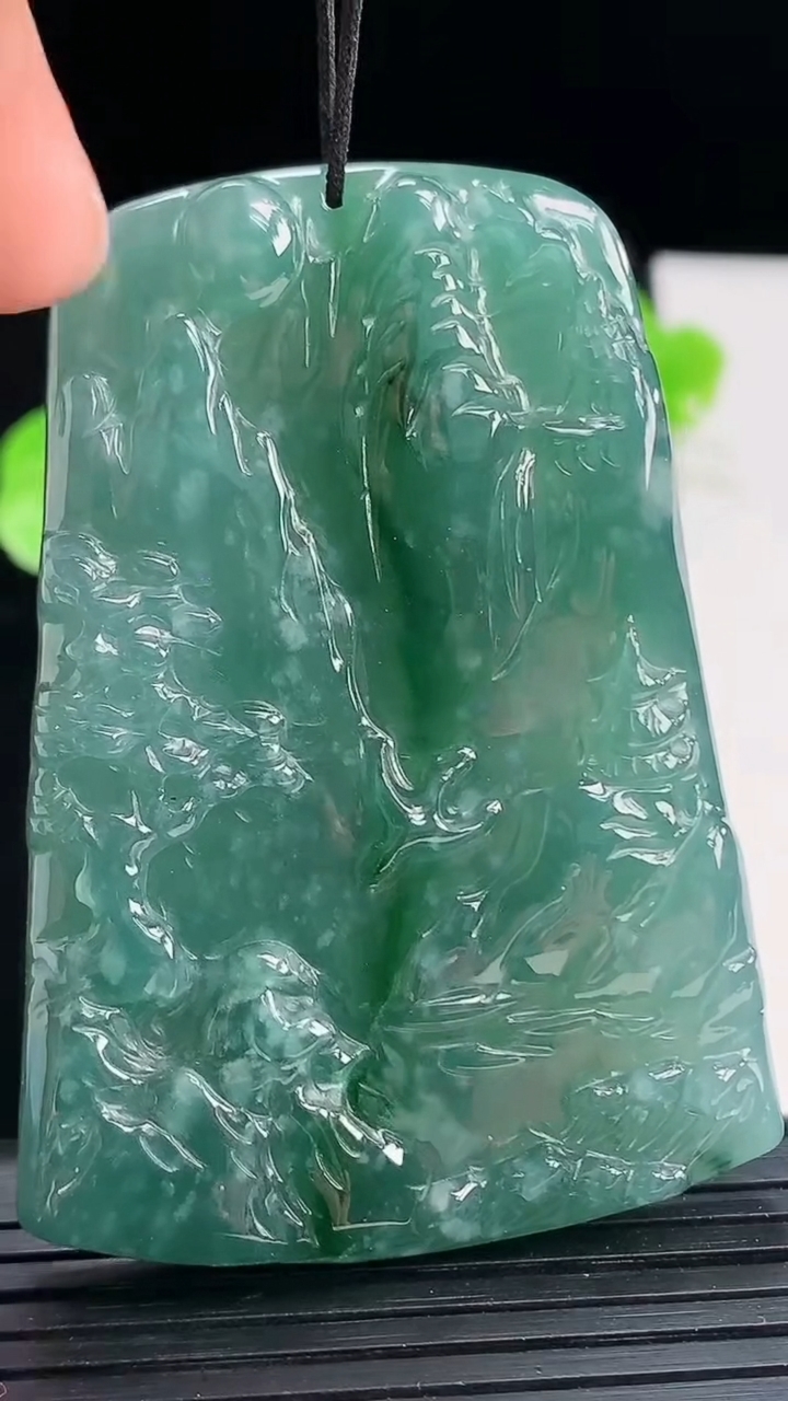 天然A货翡翠蓝水山水牌吊坠尺寸60.1-42.4-7重:40.46g 66
4月4日