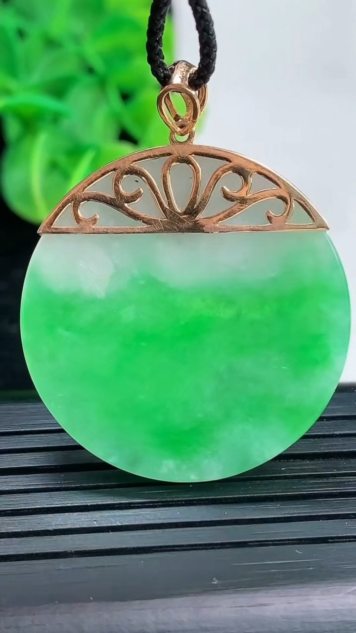 天然A货翡翠无事牌吊坠尺寸31.6-3.4重量:10.55g
4月4日