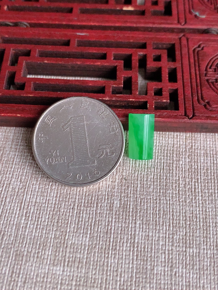 天然A货翡翠飘阳绿马鞍镶嵌件 
尺寸12.2-6.6-4.8mm 重量1.08g 0403