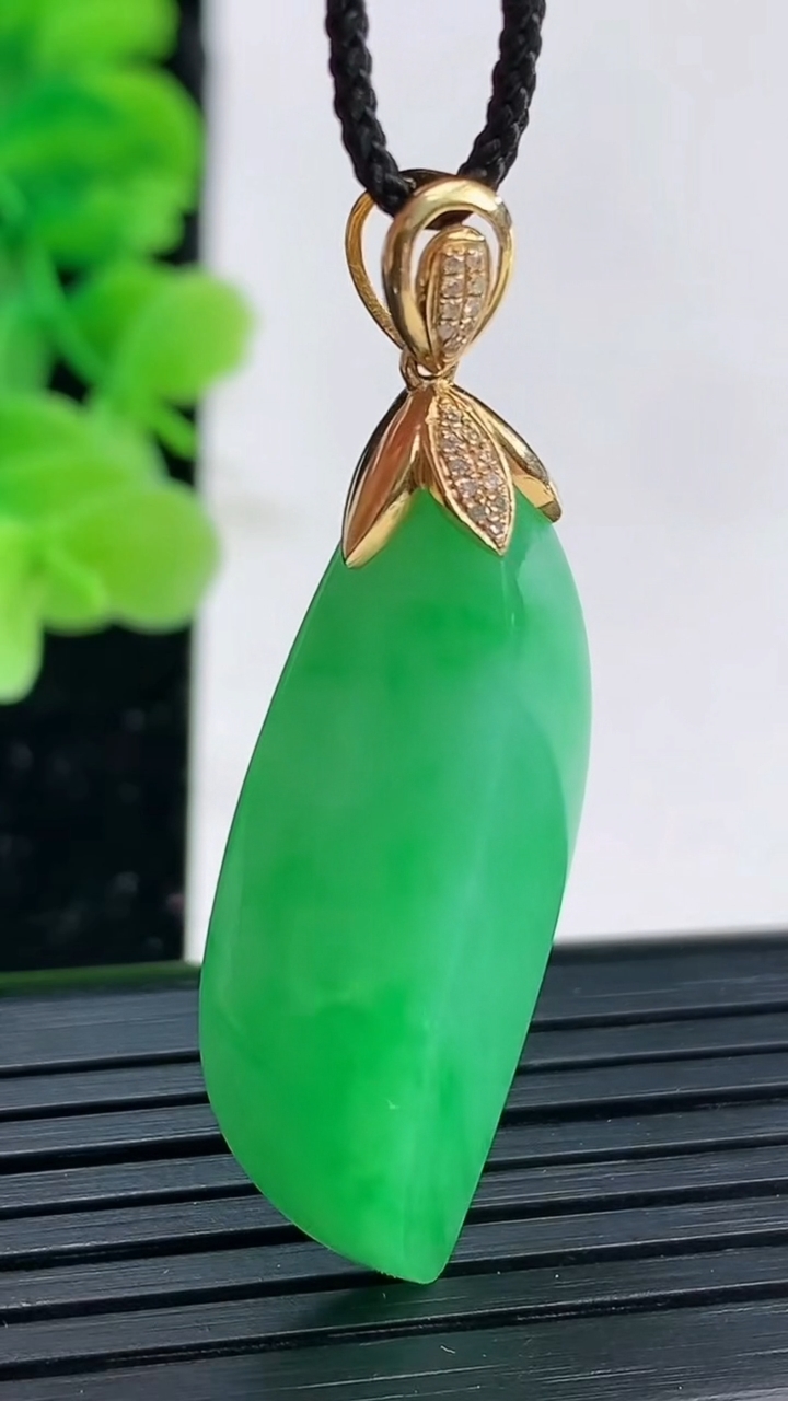 天然A货翡翠随形吊坠尺寸35.1-14.5-8.3重量:6.92g
4月4日