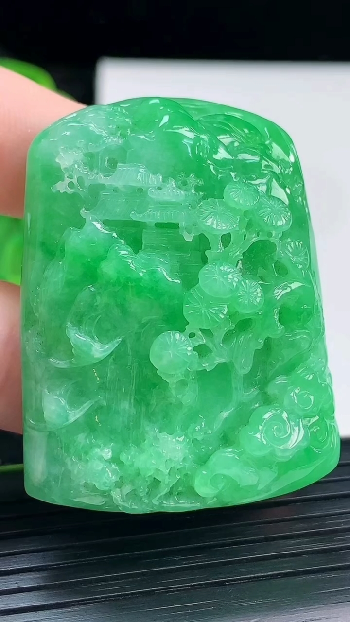 天然A货翡翠山水牌吊坠尺寸43.9-34.2-15.7重量:41.56g
4月4日