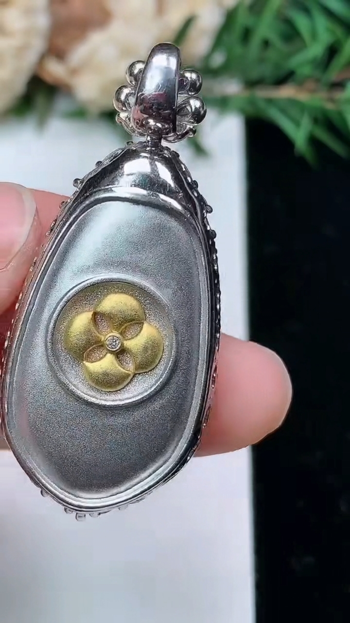 天然A货翡翠如意吊坠，尺寸42.9-19.2-10，裸石24.3-14.5
4月4日，重量:10.75g