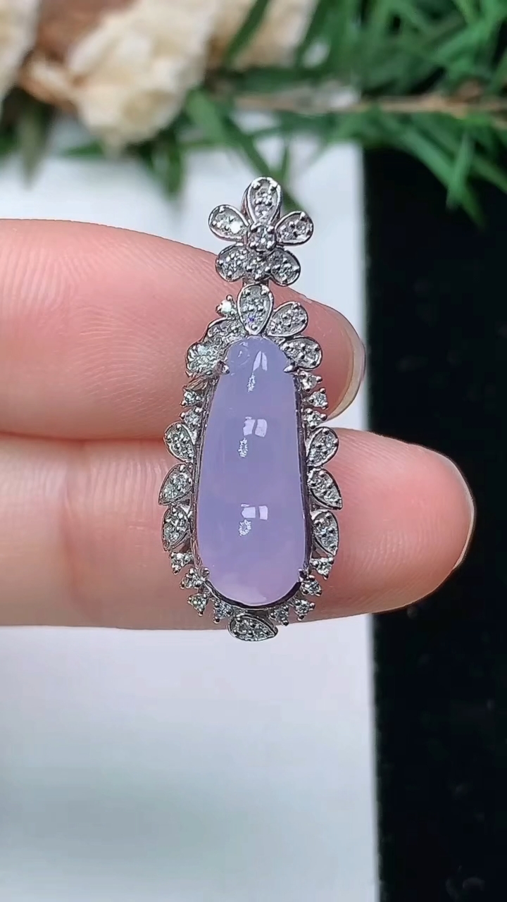 天然A货翡翠紫罗兰福豆吊坠，尺寸27-10.8-9，裸石15.5-6，重量:3.76g
4月4日