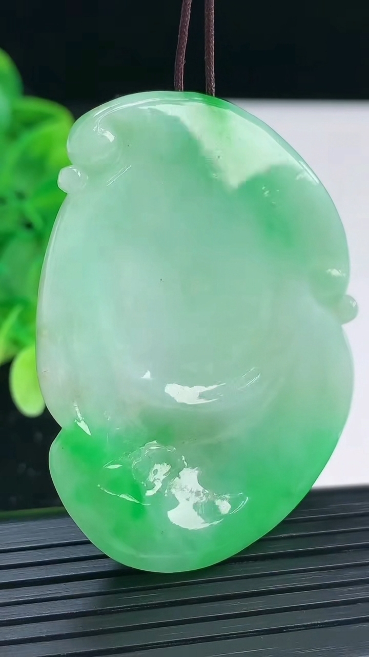 天然A货翡翠度母观音吊坠尺寸54.1-40.5-7.8重量:29.09g
4月4日