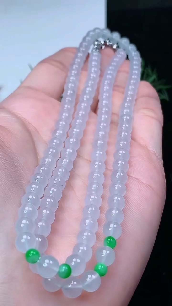 天然A货翡翠白冰圆珠项链，尺寸5.5-112颗，重量:34.20g4月4日
工厂直销收藏佳品,种好水足，色泽均匀，有种有色，上手高大气！