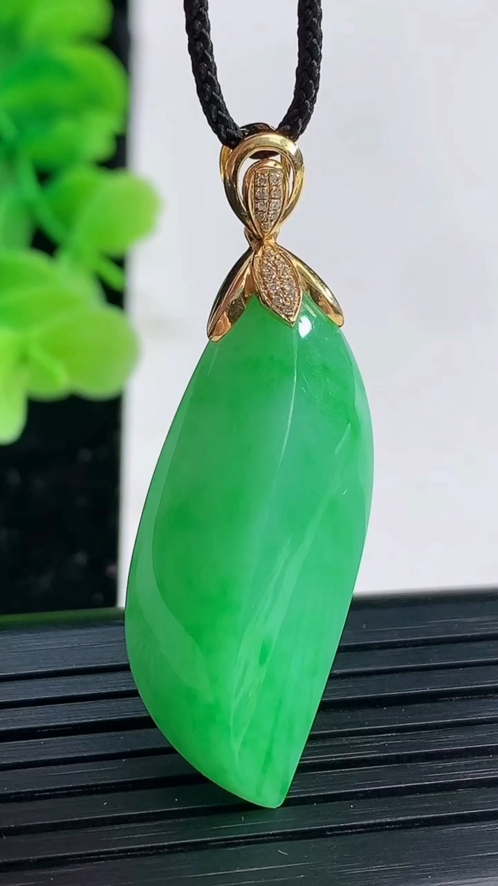 天然A货翡翠随形吊坠尺寸35.1-14.5-8.3重量:6.92g
4月4日