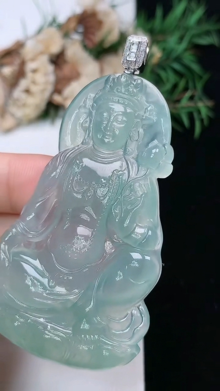天然A货翡翠大势至观音菩萨吊坠，尺寸59.8-35.3-4.9，重量:20.74g
4月4日