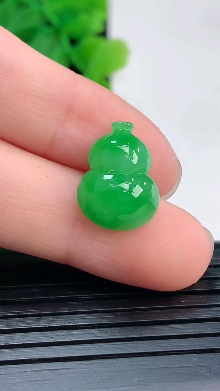 天然A货翡翠葫芦镶嵌件尺寸15.3-11.4-5.3重量:1.53g
4月4日