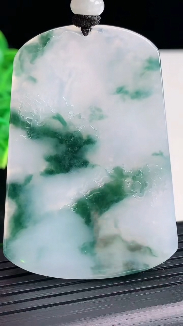 天然A货翡翠牌吊坠尺寸6-41.8-4.8重量:34.09g
4月4日