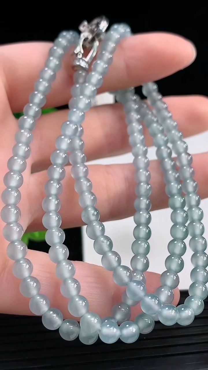 天然A货翡翠圆珠项链尺寸4.2-138颗重量:21.29g4月4日
工厂直销收藏佳品,种好水足，色泽均匀，有种有色，上手高大气！