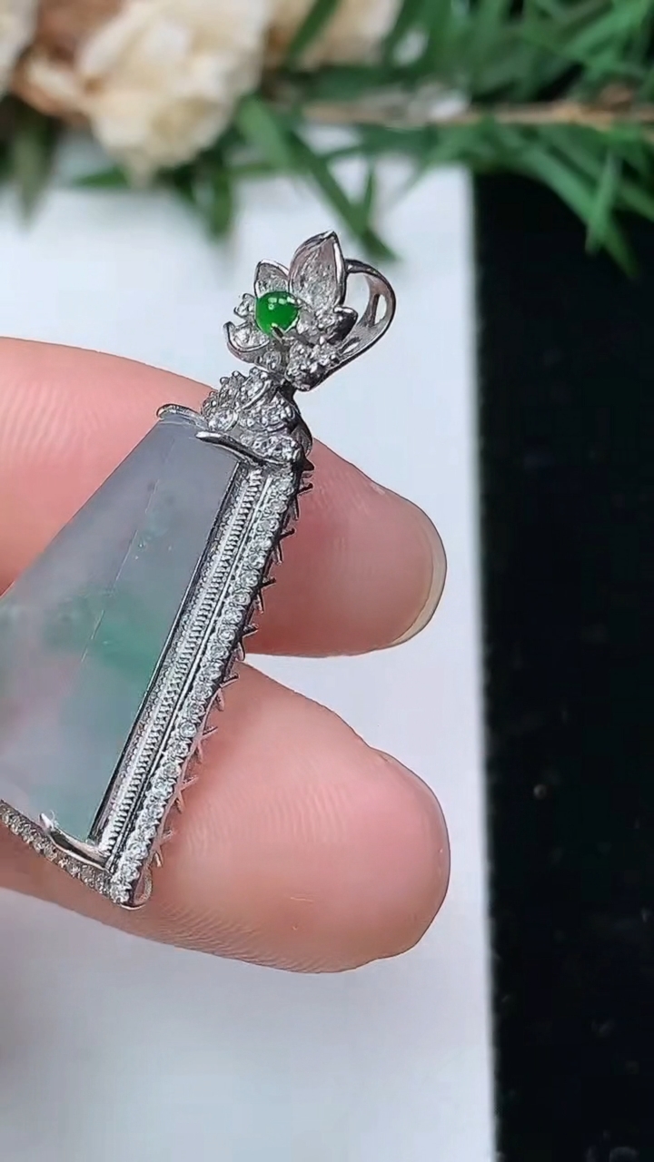 天然A货翡翠无事牌吊坠，尺寸30.9-17-7.6，裸石18.5-12.6，重量:3.53g
4月4日