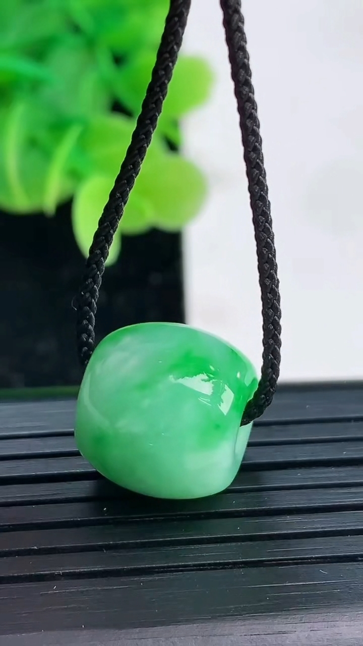 天然A货翡翠路路通吊坠尺寸14.3-13.1重量:5.41g
4月4日