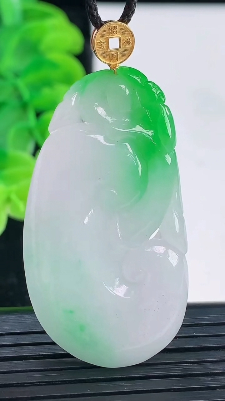 天然A货翡翠如意吊坠尺寸44-23.9-4.1重量:9.35g
4月4日