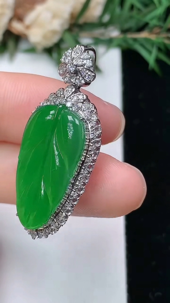 天然A货翡翠金枝玉叶 叶子吊坠，尺寸36-15.9-9，裸石22.5-12.3，重量:5.00g
4月4日