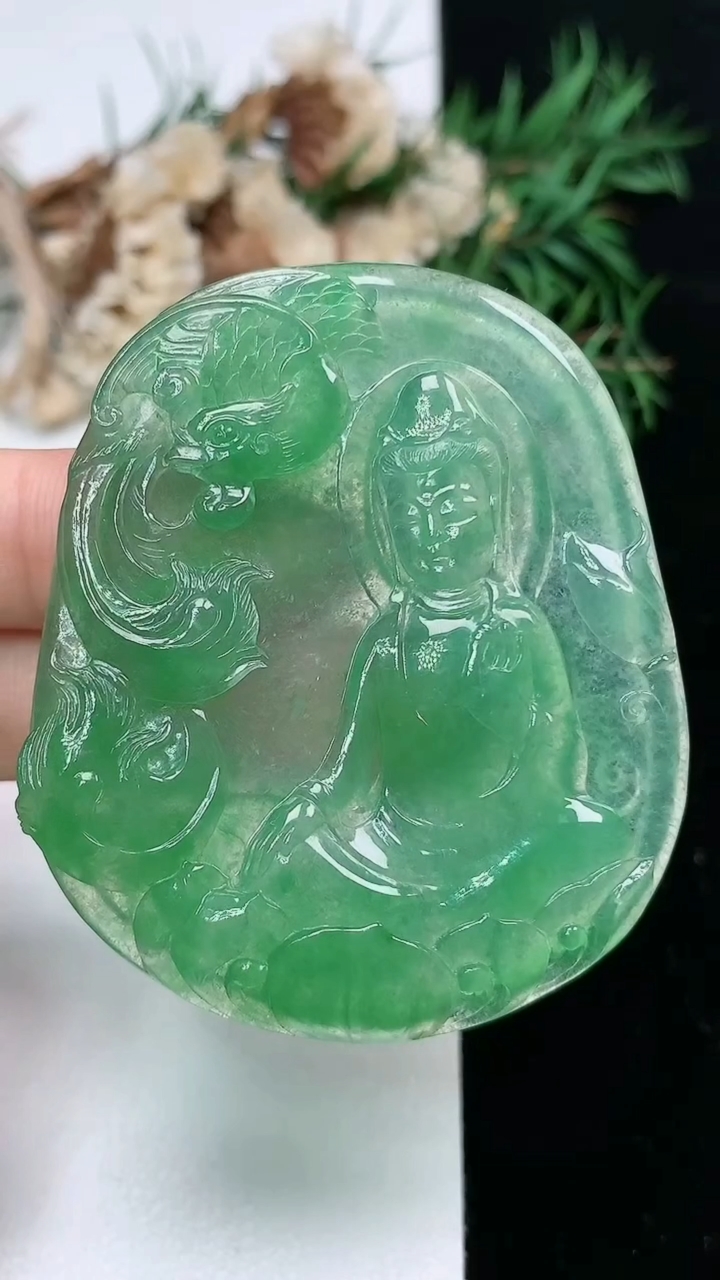 天然A货翡翠观音菩萨吊坠，尺寸54.7-46.6-5，重量:24.82g
4月4日