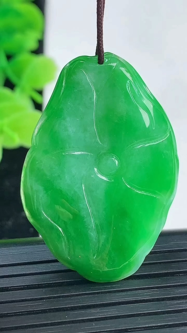 天然A货翡翠荷叶吊坠尺寸38.5-26.8-5.7重量:10.18g
4月4日