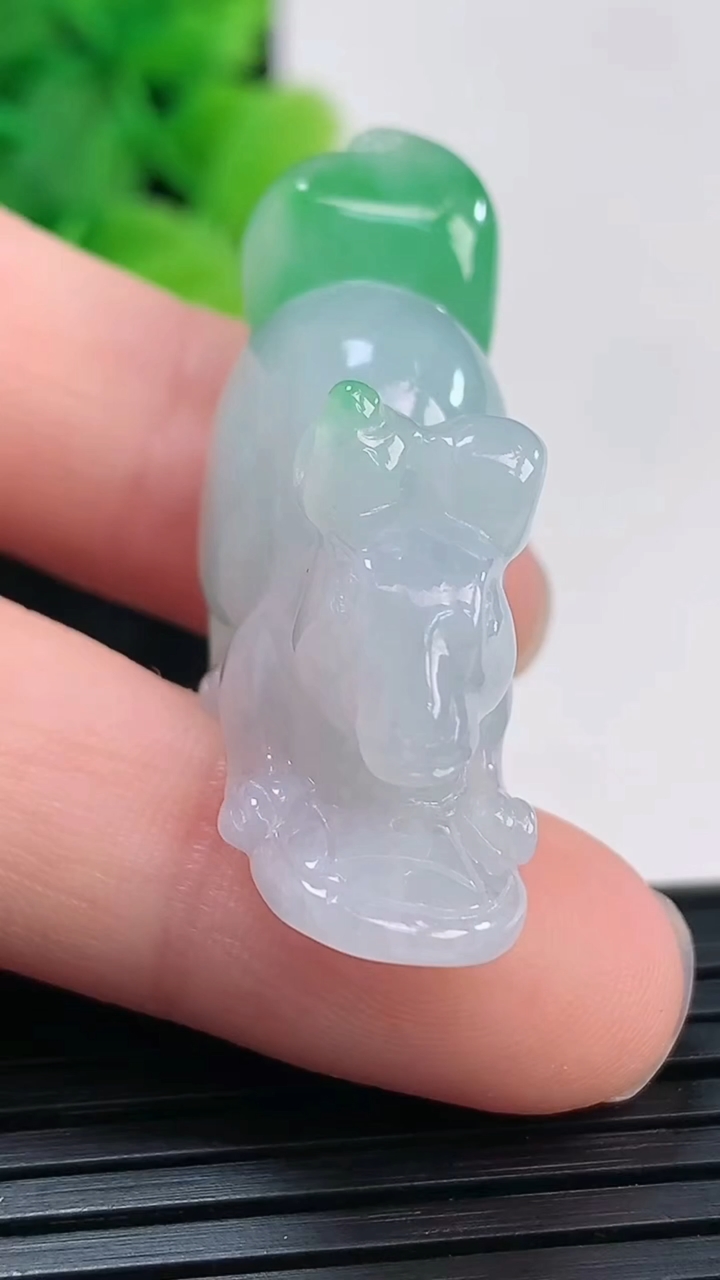 天然A货翡翠松鼠吊坠尺寸36.8-11.9-21.5重量:12.37g
4月4日