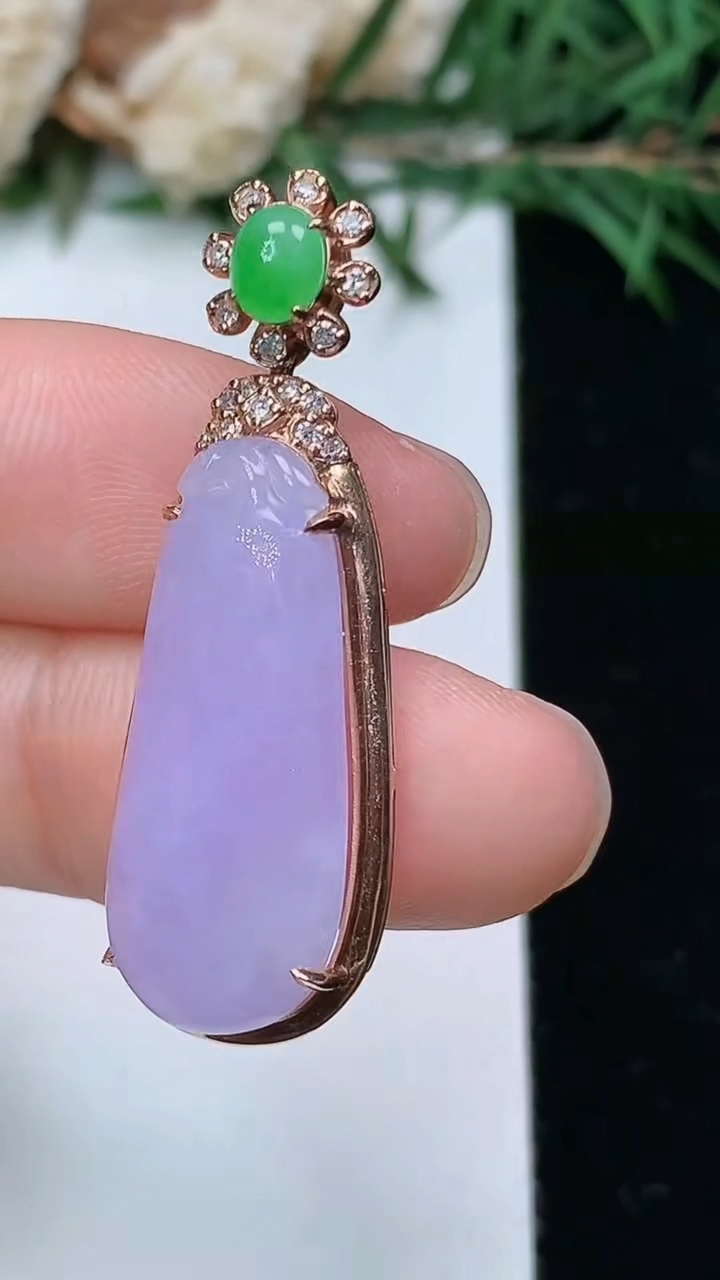 天然A货翡翠k金紫罗兰福瓜吊坠，尺寸36.2-12.3-5.9
4月4日