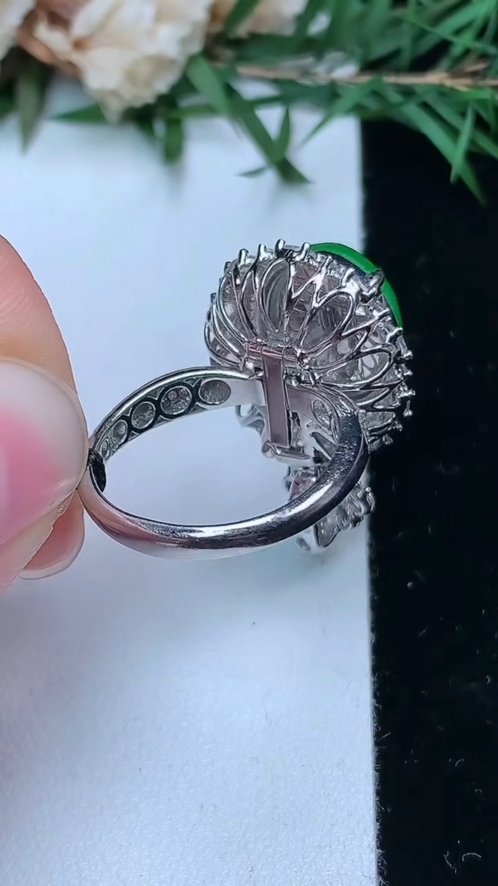 天然A货翡翠蛋面戒指 吊坠两用款，尺寸17.5-13.8-11.5，重量:7.76g2026年4月4日
工厂直销收藏佳品,种好水足，色泽均匀，有种有色，上手高大气！