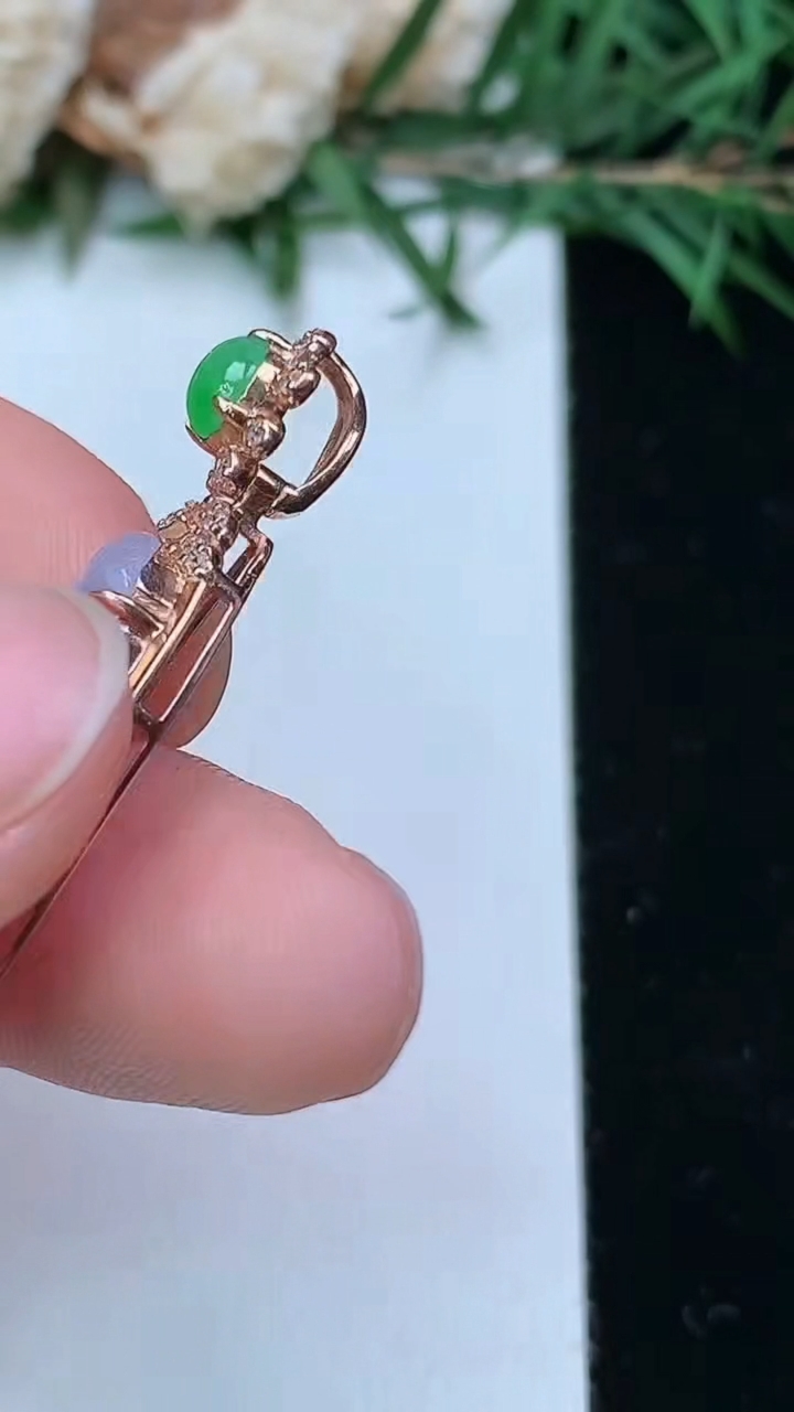 天然A货翡翠k金紫罗兰福瓜吊坠，尺寸36.2-12.3-5.9
4月4日