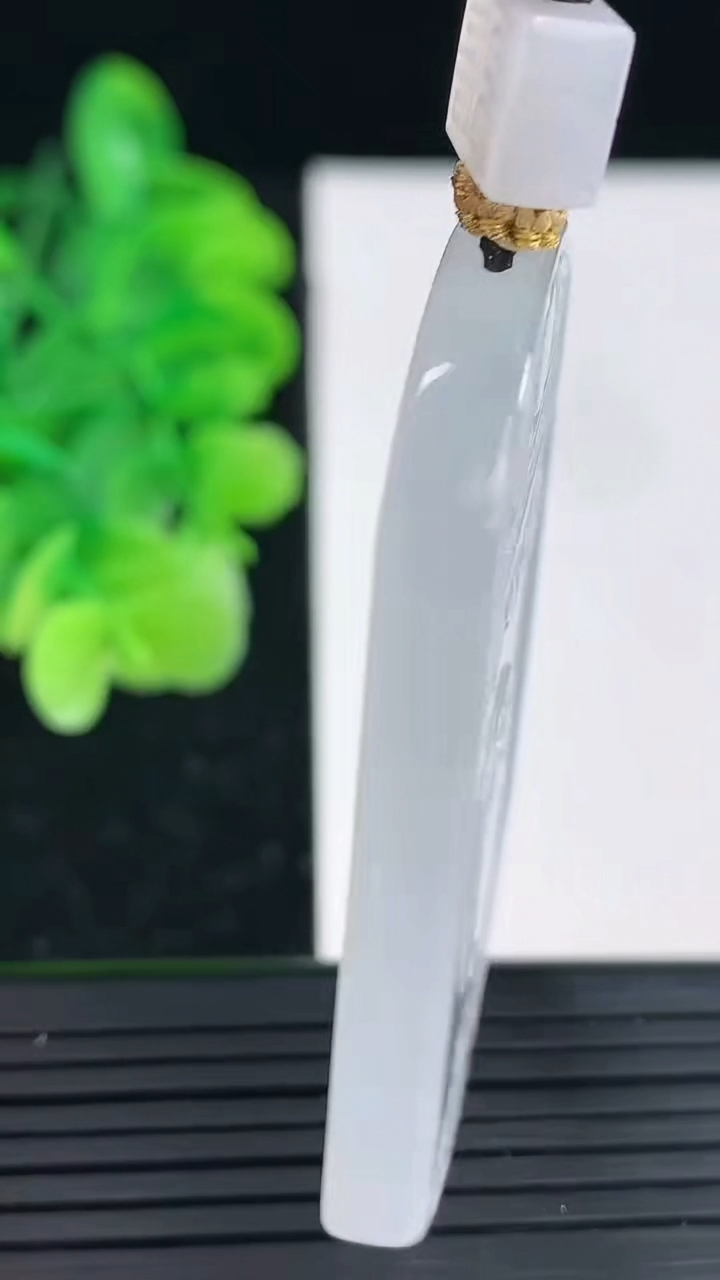 天然A货翡翠仿古无事牌吊坠尺寸52.4-40.2-4.9重量:34.62g
4月4日