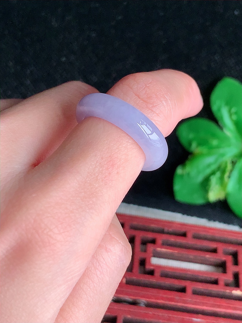 天然A货翡翠紫罗兰素面戒指 
尺寸16.8-5.5-4mm 重量4.20g 0404