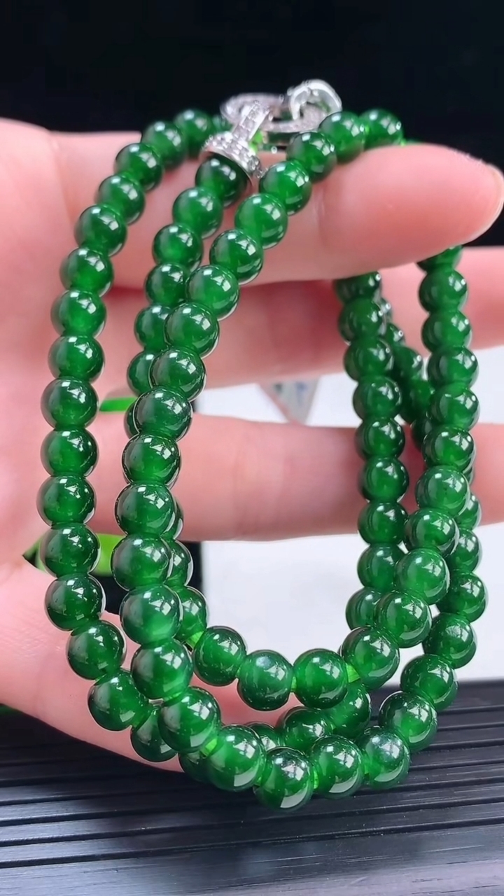天然A货翡翠圆珠项链尺寸6.2-98颗重量:33.98g
4月4日