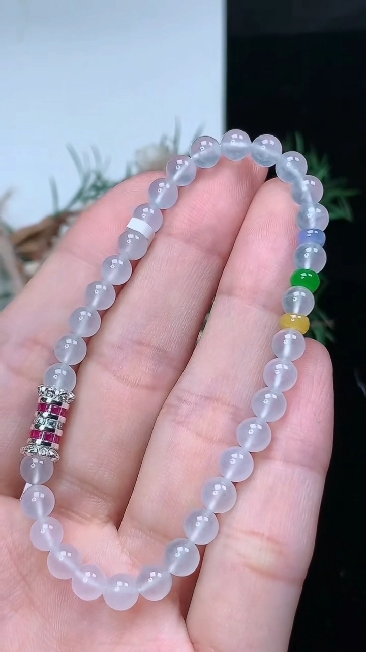 天然A货翡翠白冰圆珠手串，尺寸5-35颗，重量:8.61g4月4日
工厂直销收藏佳品,种好水足，色泽均匀，有种有色，上手高大气！