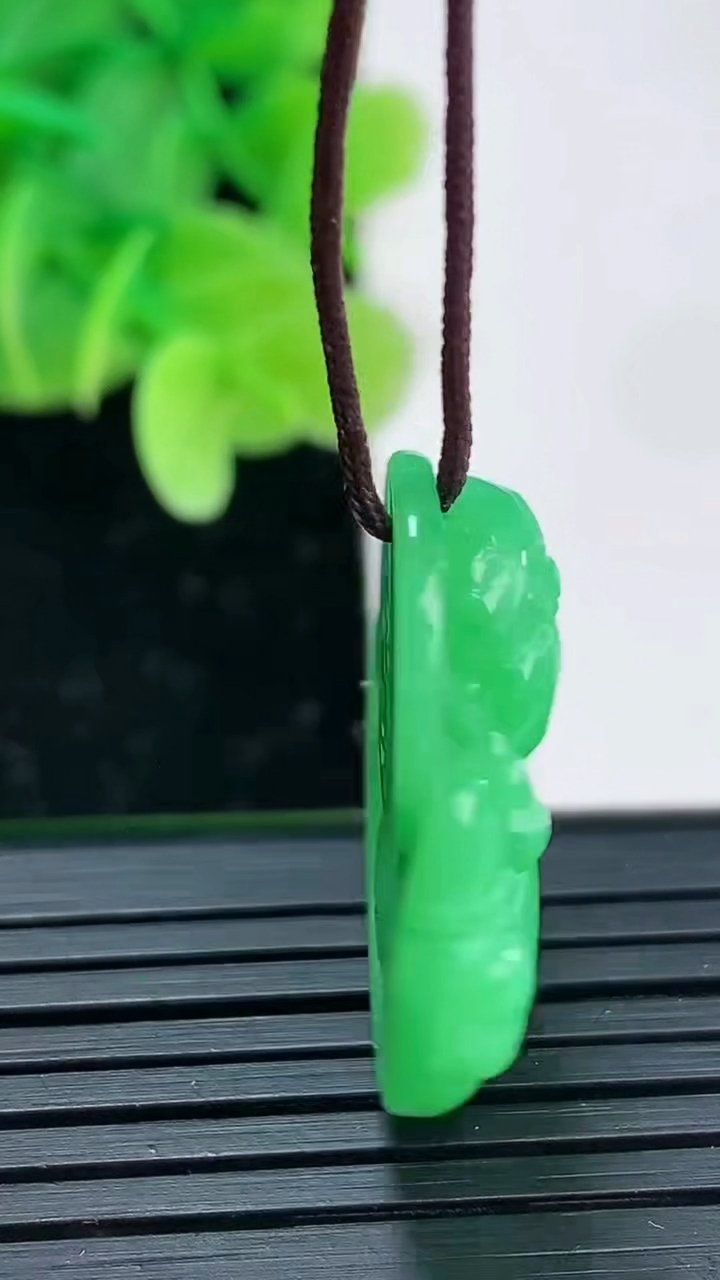 天然A货翡翠佛公吊坠尺寸24.6-24.4-5.9重量:6.18g
4月4日