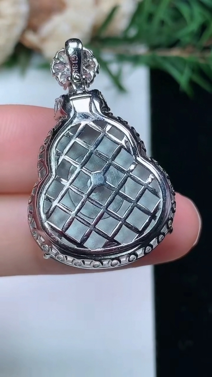 天然A货翡翠葫芦吊坠，尺寸23-20.4-11.4，重量:9.50g
4月4日