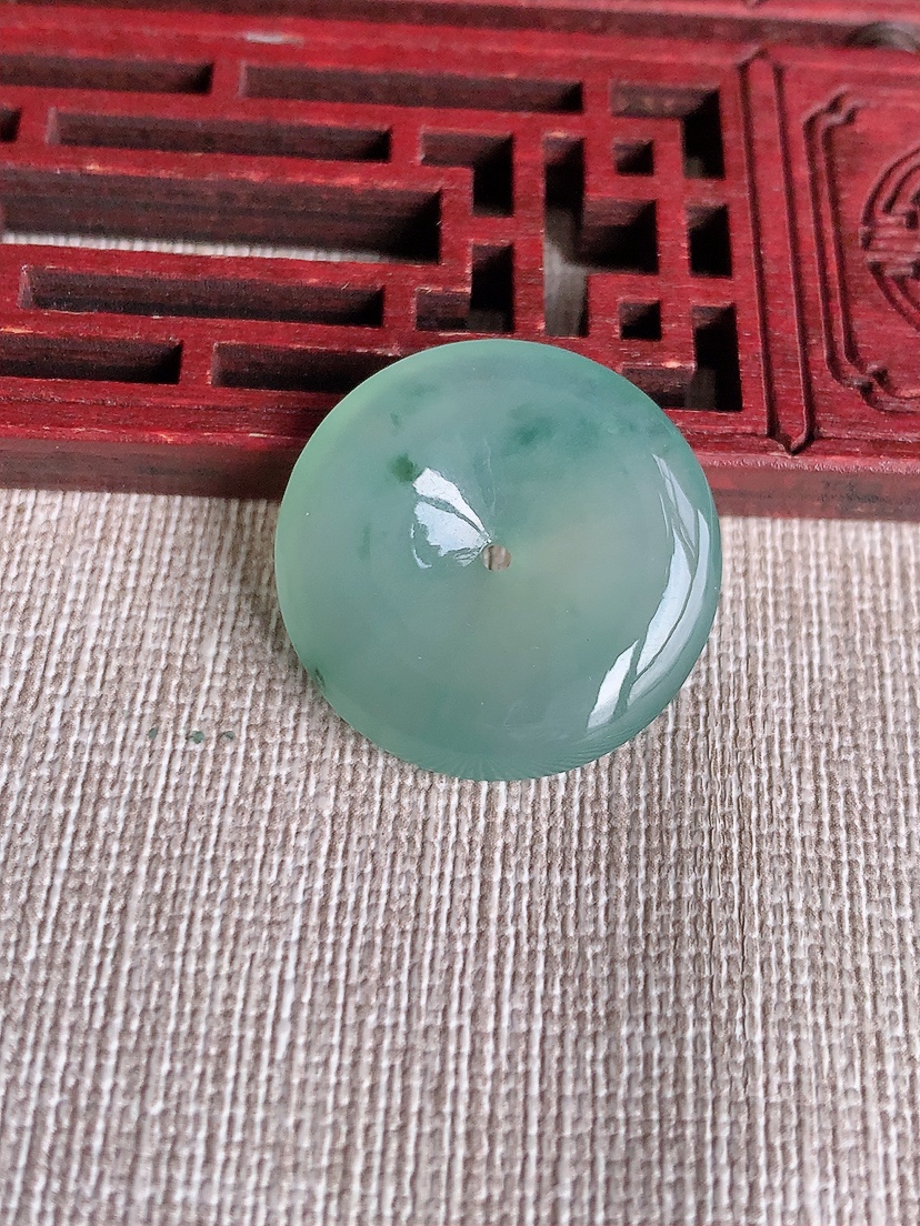 天然A货翡翠飘花平安扣吊坠 
尺寸24.6-5mm 重量6.18g 0404