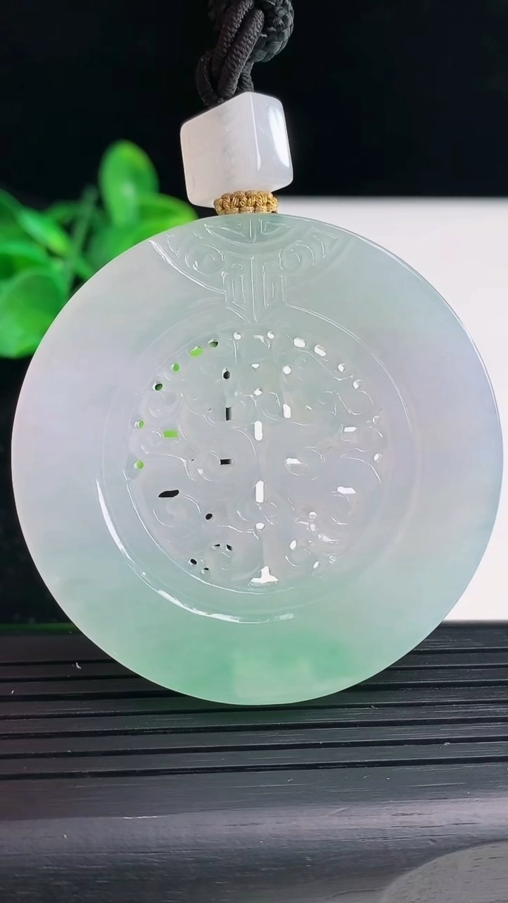 天然A货翡翠仿古无事牌吊坠尺寸52.6-5.7重量:44.94g
4月4日